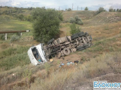 В Волгограде безработный водитель перевернулся на «КАМАЗе»