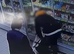 Наглую кражу в продуктовом сняли на видео в Волгограде