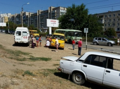 Автобус в Камышине протаранил 2 легковых авто и маршрутку