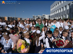 Обмороки, слезы и 12 первых классов: как 1 Сентября прошла линейка школы-гиганта в Волгограде 