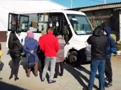 Волгоградский облздрав объяснился за вакцинацию в автобусе на рынке