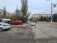 Ярко-красная Kia снесла столб в центре Волгограда: мощное ДТП попало на видео