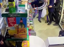 Угрожал с пистолетом: задержание 6 раз судимого неадекватного хулигана в Волгоградской области попало на видео