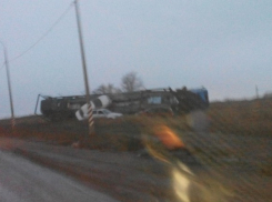 Иномарка столкнулась с автовозом на Третьей Продольной Волгограда: есть жертвы