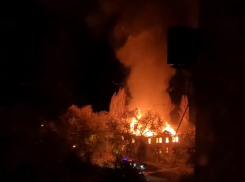 Юг Волгограда снова заволокло дымом из-за пожара в заброшенном доме: видео