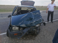 На видео попало страшное ДТП с участием «Оки» и Lexus под Волгоградом