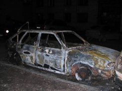 В Волжском двое приезжих сожгли машину бывшего коллеги из мести