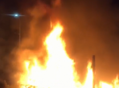 В Волгограде загорелась крупная свалка у домов: видео от местных жителей