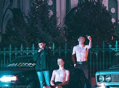 Полуголые парни устроили фотосессию у храма в Волжском, показывая неприличные жесты