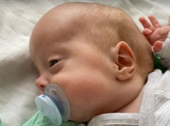  Одного из уникальной четверни из Волгоградской области после операции выписывают домой 