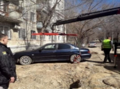 В Волгограде у автомобилиста забрали иномарку за долги прежнего владельца