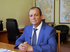 Замруководителя волгоградской «Единой России» снялся с выборов ради немолодого мужчины