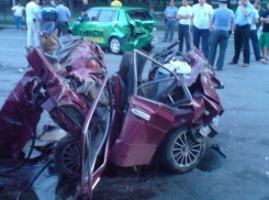 Жители Волгограда гадают, что было за ДТП с разбитым в хлам кабриолетом Porsche