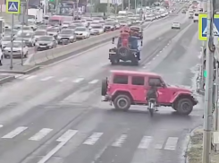 Розовый Jeep устроил ДТП в Волгограде 