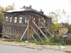 Семью инвалидов под Волгоградом суд обязал переселить из аварийного дома