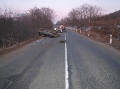 Под Волгоградом из-за оторвавшегося колеса перевернулся внедорожник