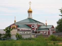 Волгоградцы возмущены  мусором возле храма и парка