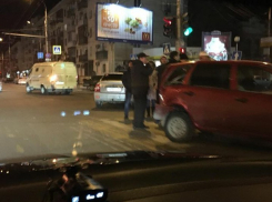 Тройное ДТП в Ворошиловском районе Волгограда: на месте работают медики
