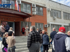 «Фекальный король» в суде спрятал лицо перед сотней возмущенных волгоградцев