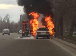 На оживленной проезжей части в Волжском вспыхнул ВАЗ-21074 