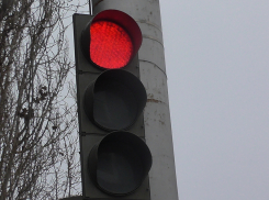 Водитель сбил прохожего на тротуаре и бросил без помощи в Волжском