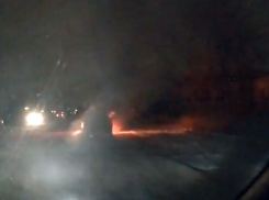 Пылающий Ford Escort попал на видео в Волгограде