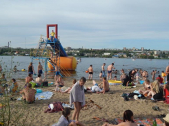 Мужчина погиб после падения с конструкции для детской горки на пляже в Камышине