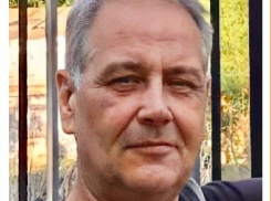 В Волгограде разыскивают голубоглазого мужчину в бирюзовой футболке