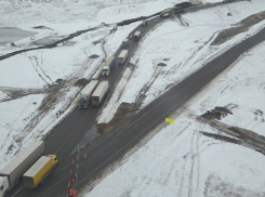 На трассе Тамбов-Волгоград-Астрахань машины пускают в объезд из-за оползня