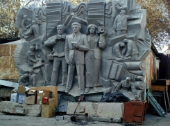 В Волгограде памятник журналистам оказался на помойке