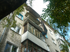 54-летний волгоградец погиб при второй попытке спуститься с балкона пятого этажа