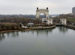 После празднования волгоградцами Нового года водоемы заполнил мусор