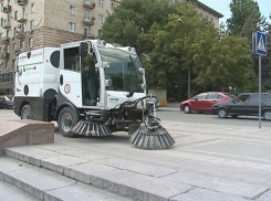В центре Волгограда вышли на уборку подметально-вакуумные машины 