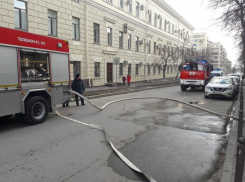 В Волгограде загорелось здание у обладминистрации