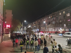 Колонна митингующих движется по улице Советской в Волгограде