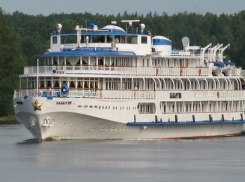Теплоход «Князь Донской» застрял на полдня с туристами на Волге