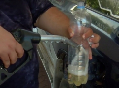 У жителя Волгограда сломался автомобиль из-за черного бензина  