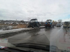 Трактор завалился на обочину при расчистке снега в Волгограде 