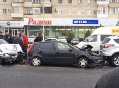 Три авто сложились в бутерброд на юге Волгограда 