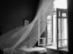 На юге Волгограда женщина выпрыгнула с 6 этажа на глазах родных