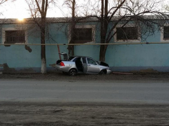 Под Волгоградом водитель «Приоры» снес опору газопровода