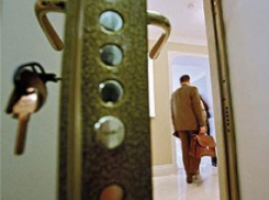 За долги по алиментам и ЖКХ у жителя Волгоградской области забрали квартиру