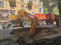 «Аварийка работает под музыку»: подробности провала у обладминистрации в Волгограде