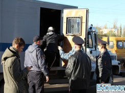 Волгоградцев, участвовавших в митинге погрузили в автозак