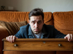 В ящике дивана в доме матери прятался от приставов волгоградец