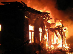 Ребенок и двое мужчин едва не сгорели заживо в своем доме в Нехаево