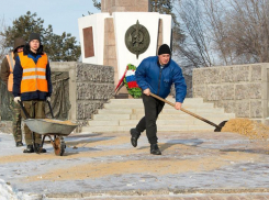 Активист ОНФ призвал вывести волгоградских чиновников на уборку снега и борьбу с гололедом