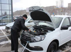 Волгоградскому инвалиду подарили автомобиль через 32 года после ЧП на работе
