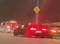 Покатушки устроили студенты в центре Волгограда: составили трио из Lada, BMW и Mercedes