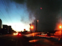 Спасатели пытаются справиться с огнем, охватившим несколько частных домов в Волгограде 